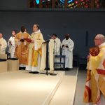 Le vicaire épiscopal accueillant le nouveau Curé